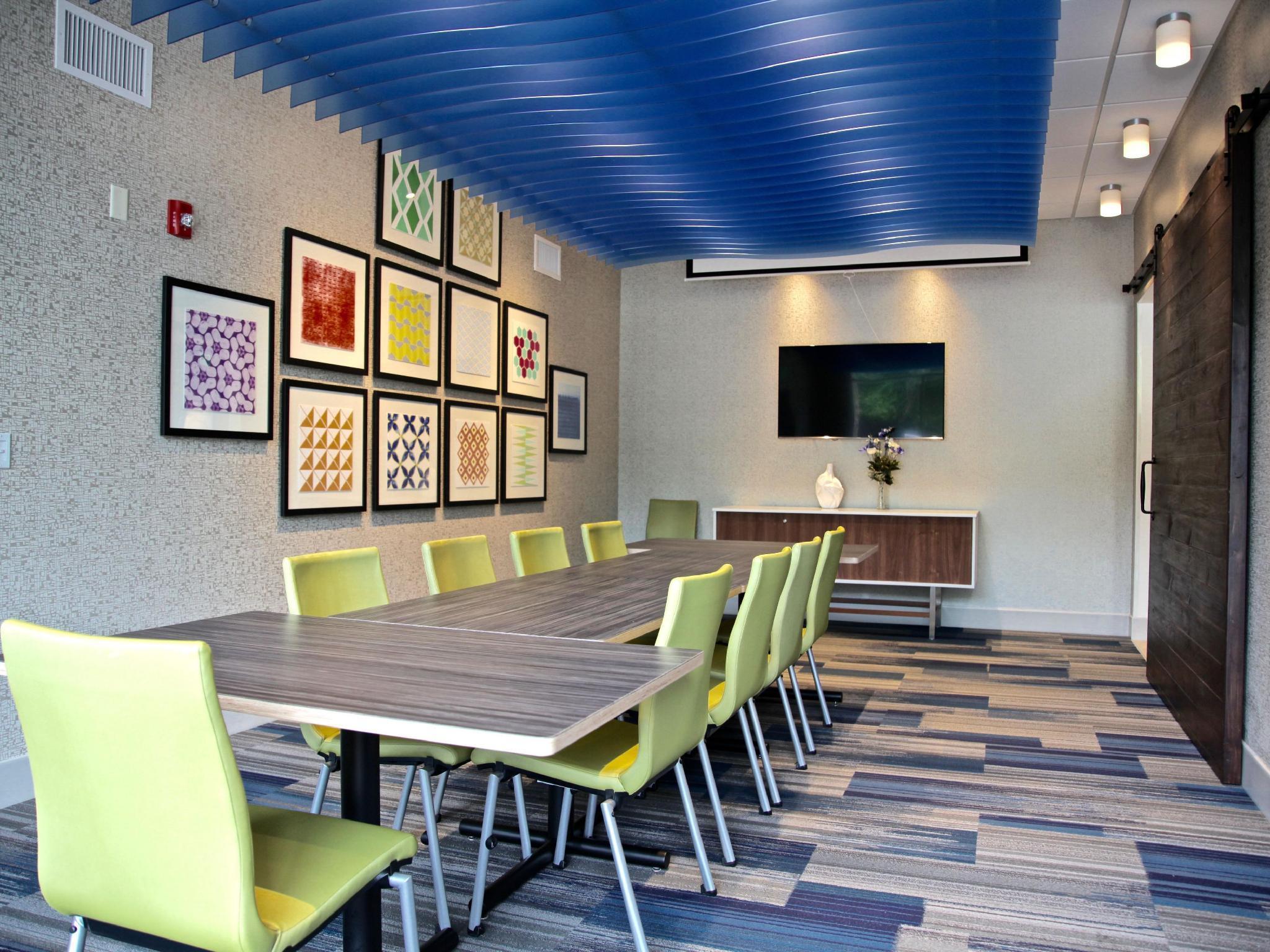 Holiday Inn Express & Suites Oswego By Ihg Exterior photo