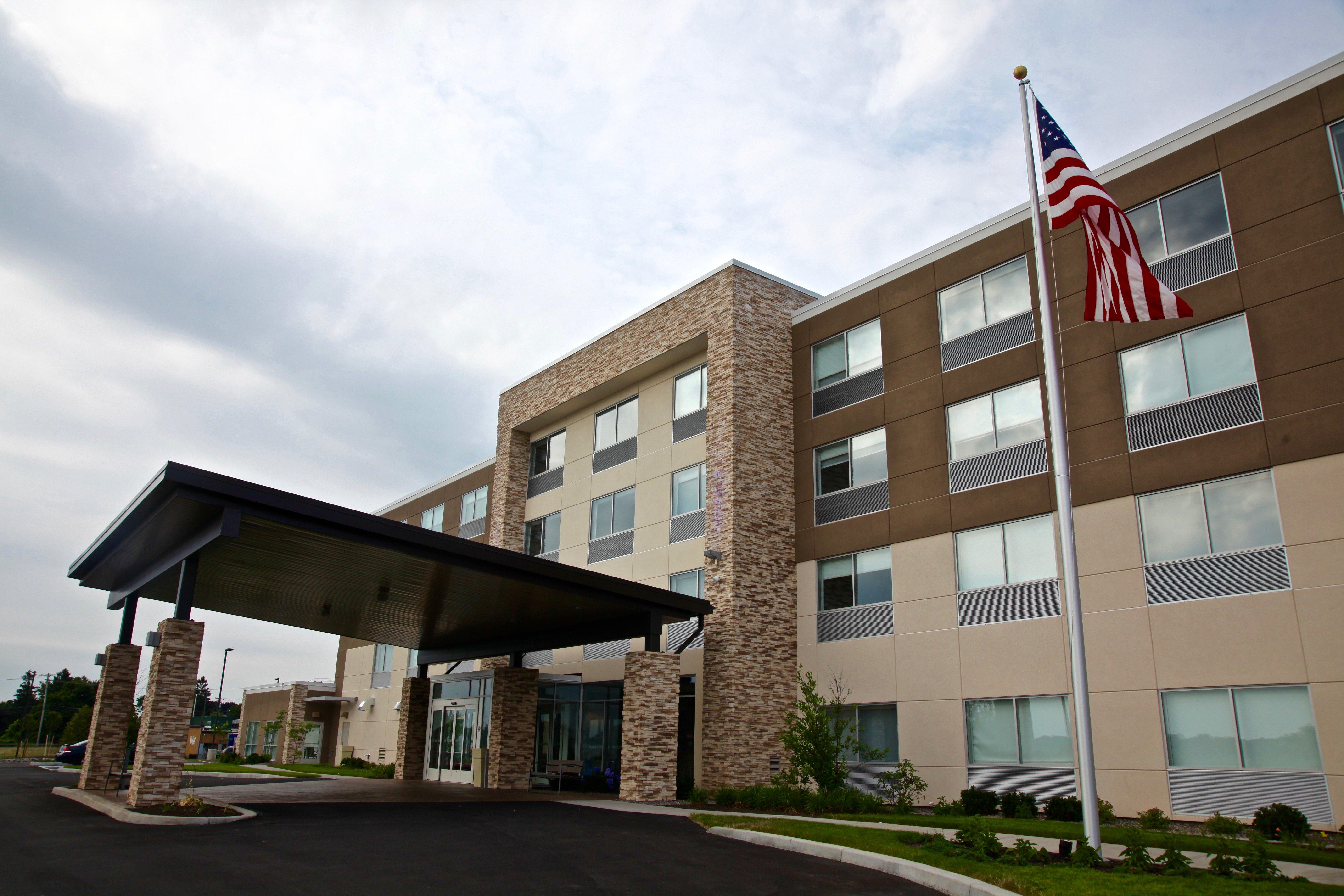 Holiday Inn Express & Suites Oswego By Ihg Exterior photo